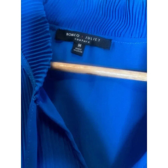 Romeo Juliet sleeveless blue pleated blouse top shirt sz Medium pullover v neck - Picture 3 of 6